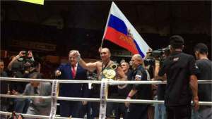 Alexander Ustinov noqueó y es Campeón de Peso Pesado
