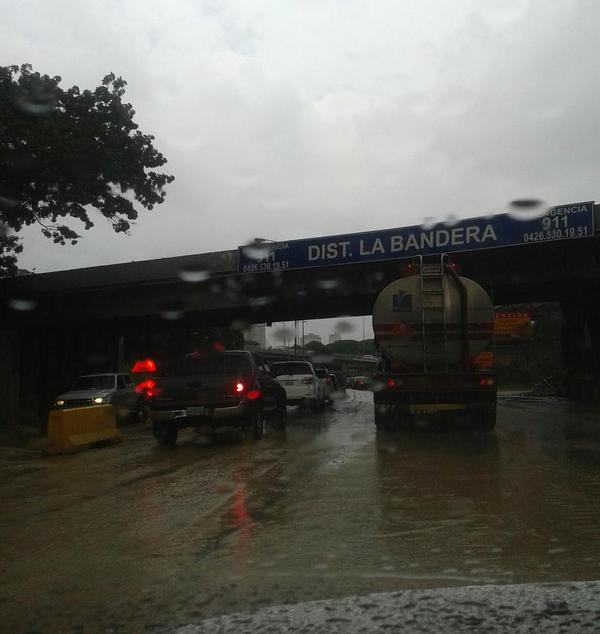 Lluvias causaron fuerte tránsito automotor y varias lagunas en Caracas