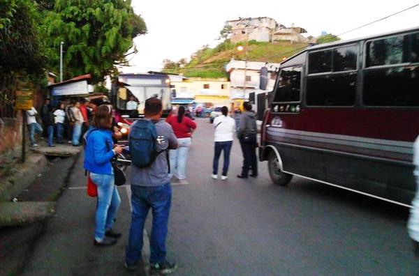 Protestan por falta de transporte en Lagunetica, estado Miranda