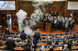 Oposición irrumpe con gases lacrimógenos en el parlamento de Kosovo (Fotos)