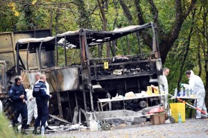 Rescatan los cuatro primeros cuerpos del autobús siniestrado en Francia