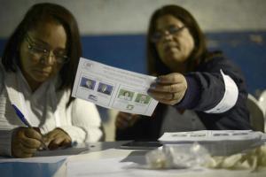 Guatemaltecos votaron para escoger gobierno tras escándalo de corrupción