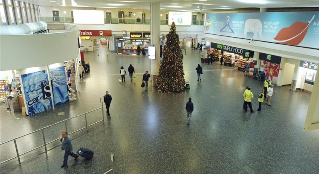 Evacuan terminal de aeropuerto en Londres tras amenaza de paquete