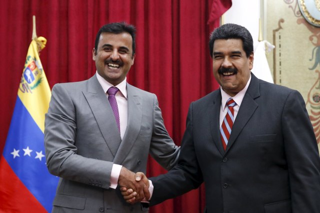 Venezuela's President Nicolas Maduro (R) and Qatar's Emir Sheikh Tamim Bin Hamad Al-Thani shake hands during their meeting at Miraflores Palace in Caracas November 25, 2015. REUTERS/Carlos Garcia Rawlins