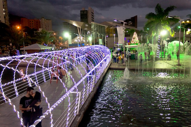 Municipio Sucre viste de navidad la plaza Miranda y el Complejo Deportivo Mesuca (Fotos)