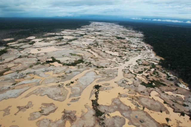La playa que crece en la Amazonia de Colombia y que no es un paraíso