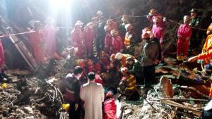 Al menos 19 personas permanecen atrapadas tras derrumbe de mina en China