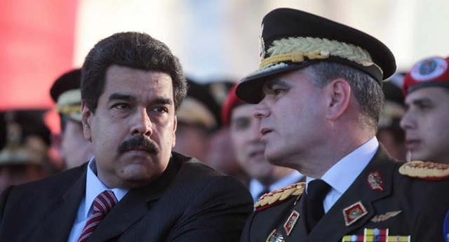 Maduro y su ministro de Defensa, Vladimir Padrino López, Jefe de Estado Mayor y Segundo Comandante del Ejército Bolivariano.