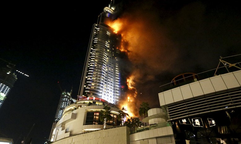Hombre se graba mientras esperaba ser rescatado del hotel en llamas en Dubái (VIDEO)