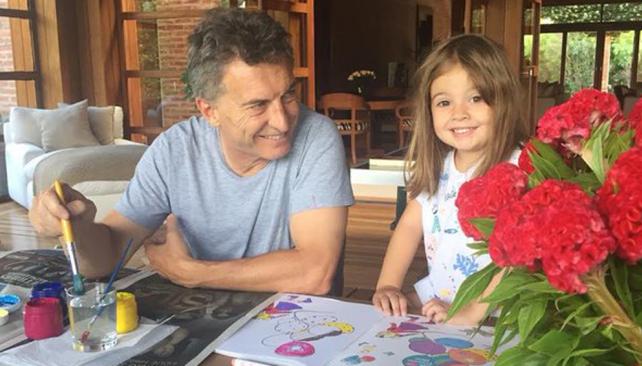 Macri se fisuró una costilla jugando con su hija, y está de reposo