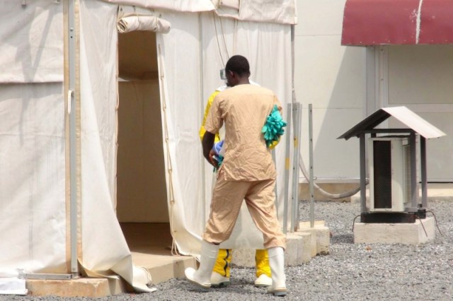 Un trabajador de la salud entra a una carpa en un centro de tratamiento del virus ébola, en Conakry, Guinea, 17 de noviembre de 2015. La Organización Mundial de la Salud (OMS) anunció el jueves el fin del brote más reciente del virus de ébola en Liberia, un hecho que marca la primera vez desde que la epidemia comenzó en 2013 en que no se registran casos conocidos en la enfermedad en África Occidental. REUTERS/Saliou Samb