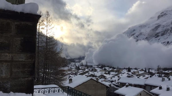 ¡Impresionante! Una avalancha de nieve devora un pueblo francés