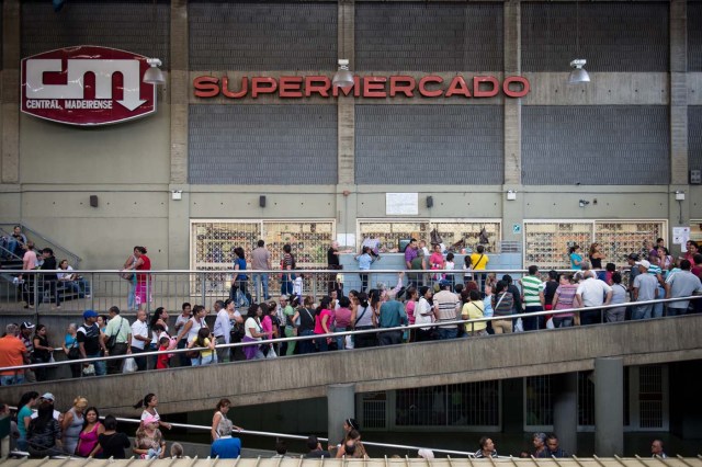 (FILE) People queue outside a supermarket in Caracas on January 13, 2015. Venezuela's President Nicolas Maduro decreed a state of "economic emergency" on January 15, 2016, seizing the initiative in a political standoff with the opposition in the oil-rich state. "A state of economic emergency is declared across the whole territory of the nation" in accordance with the constitution, "for 60 days," read the decree published by the official state journal. AFP PHOTO / FEDERICO PARRA / AFP / FEDERICO PARRA