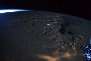 Astronauta ve la tormenta desde el espacio y advierte: ¡Estén a salvo! (fotos)
