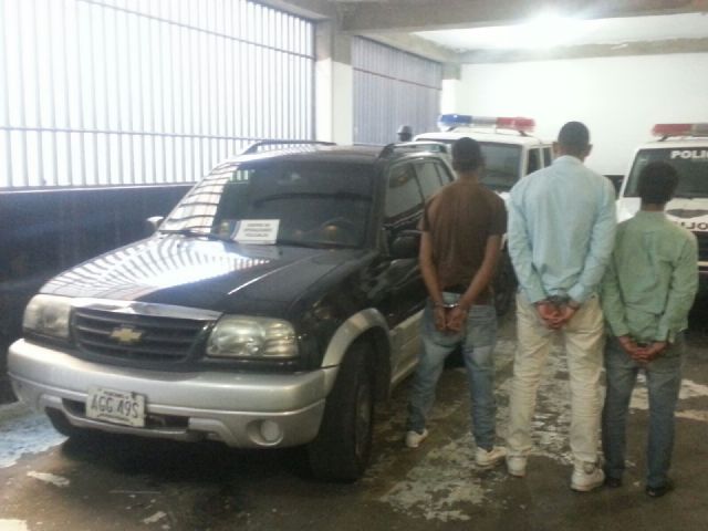 Polimiranda detiene a tres jovenes que robaron una camioneta