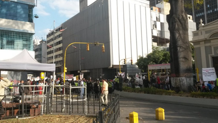 Chavistas protestan en los alrededores de la AN contra Ley de Titularización (FOTOS)