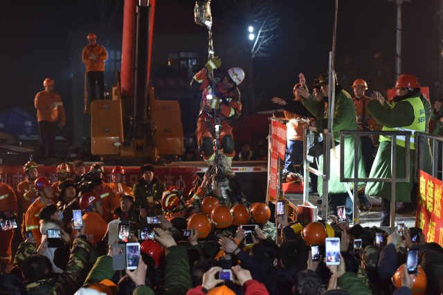 Rescatan a los mineros atrapados bajo tierra durante 36 días en China (Fotos)
