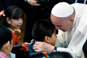 “La cariñoterapia” del Papa en el hospital Federico Gómez de México (Fotos)