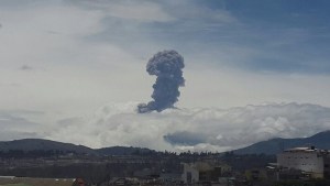 Reportan súbita reactivación de volcán en Ecuador con explosiones y emisión de ceniza