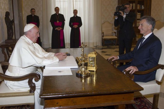 Pope Francis (L) meets the President of Argentina Mauricio Macri during a private audience on February 27, 2016 at the Vatican.  AFP PHOTO / GIORGIO ONORATI / AFP / GIORGIO ONORATI