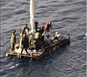 Los cubanos siguen huyendo: Un crucero rescató a 16 balseros en el Caribe (fotos)