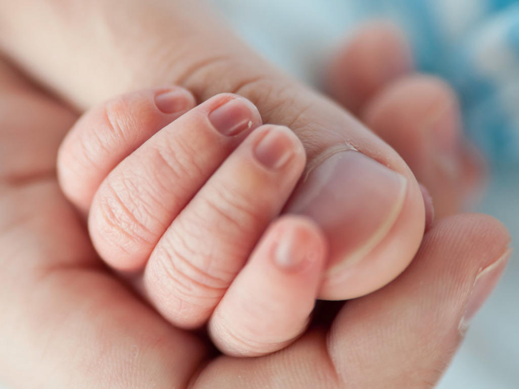 ¡WTF! Bebé nace con anticonceptivo de la mamá en la mano (foto)