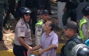 Agreden al “Señor Papagayo” durante protesta frente a Corpoelec (Fotos + video)