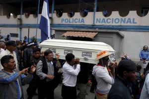 Entierran a líder indígena hondureña tras conmovedor adiós en su ciudad natal