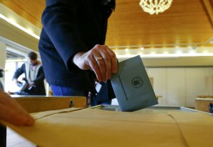 CDU de Merkel derrotada en elecciones regionales, avanza la derecha populista