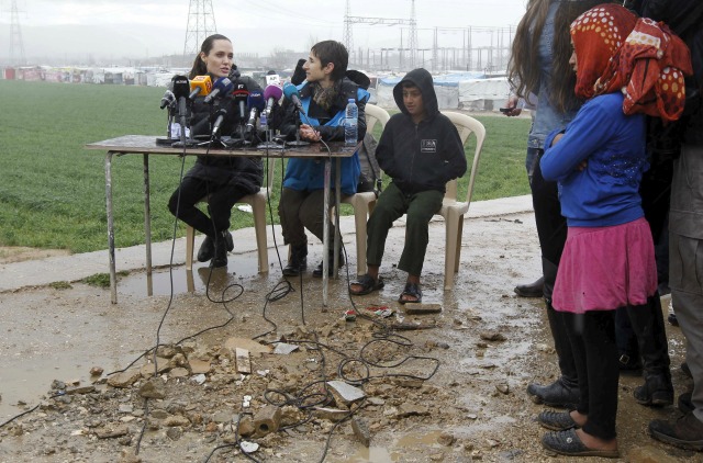 Alto Comisionado de las Naciones Unidas para los Refugiados (ACNUR) enviado especial de Angelina Jolie (L) habla en una conferencia de prensa durante una visita a los refugiados sirios en el valle de la Bekaa, Líbano 15 de marzo de 2016. 15 de marzo se celebra el quinto aniversario de las protestas pacíficas contra el presidente Bashar al-Assad, que conduce al devastador conflicto civil en el país. REUTERS / Mohamed Azakir