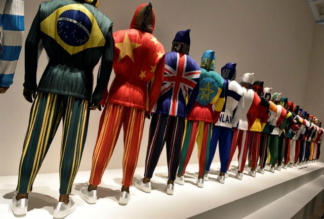 Varios diseños creados por el modista japonés Issey Miyake expuestos durante la presentación a los medios de la exposición "Miyake Issey: El mundo de Miyake Issey" en el Centro de Arte Nacional de Tokio, Japón, hoy, 15 de marzo de 2016. La muestra abrirá sus puertas al público del 16 de marzo al 13 de junio. EFE/Franck Robichon
