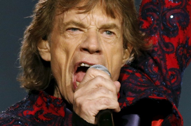 Mick Jagger de los Rolling Stones canta durante su "América Latina Ole Tour" en el Foro Sol en la Ciudad de México, México 14 de marzo de 2016. REUTERS / Henry Romero