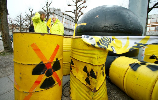 manifestantes anti-nucleares demuestran fuera de la Corte Constitucional de Alemania en Karlsruhe 15 de de marzo de 2016, antes del inicio de una audiencia de dos días en un caso relacionado con la histórica decisión de Alemania de cierre de sus plantas nucleares para el año 2022. REUTERS / Ralph Orlowski