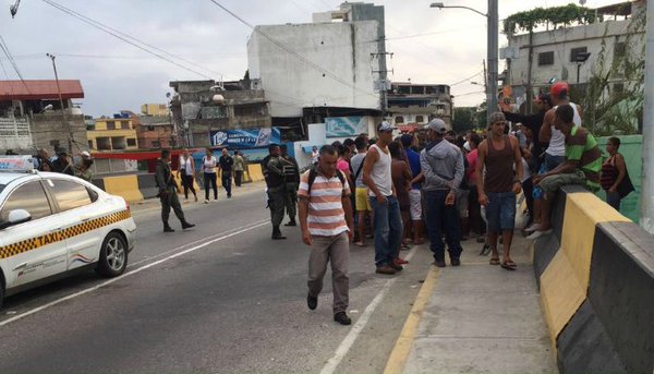 En Naiguatá protestan por falta de comida en Mercal