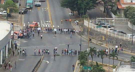 #SinAgua Manifestantes cierran paso entre avenidas Sanz y Rómulo Gallegos (Fotos y video)