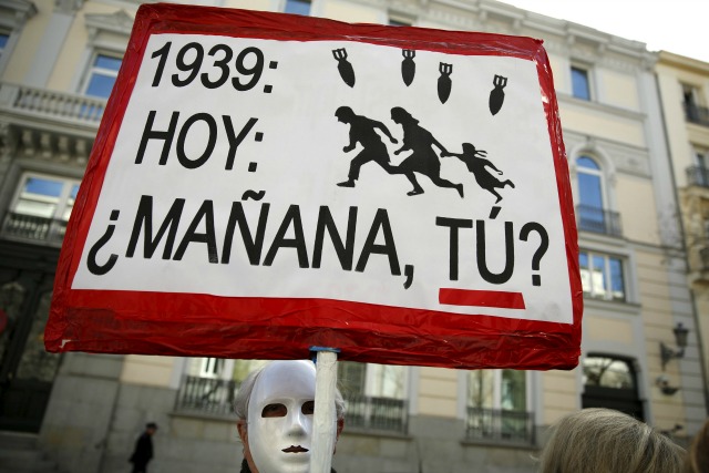 Un manifestante sostiene un cartel que dice "Mañana, ¿verdad?", En las afueras del Tribunal Supremo de España en Madrid, España, 7 de abril de 2016. REUTERS / Juan Medina
