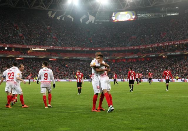 El defensa francés del Sevilla Kolodziejczak (d) celebra tras marcar ante el Athletic de Bilbao, durante el partido de cuartos de final de la Liga Europa  en el estadio de San Mamés. EFE