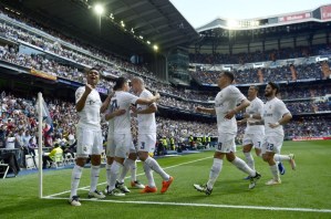 Real Madrid goleó al Eibar (4-0) para presionar al Barça
