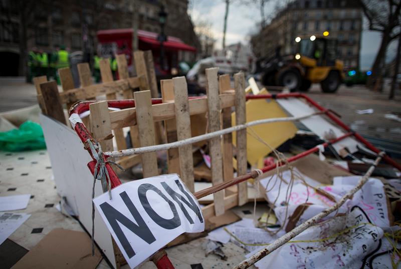 Evacúan de forma pacífica a los “indignados” de París (Fotos)