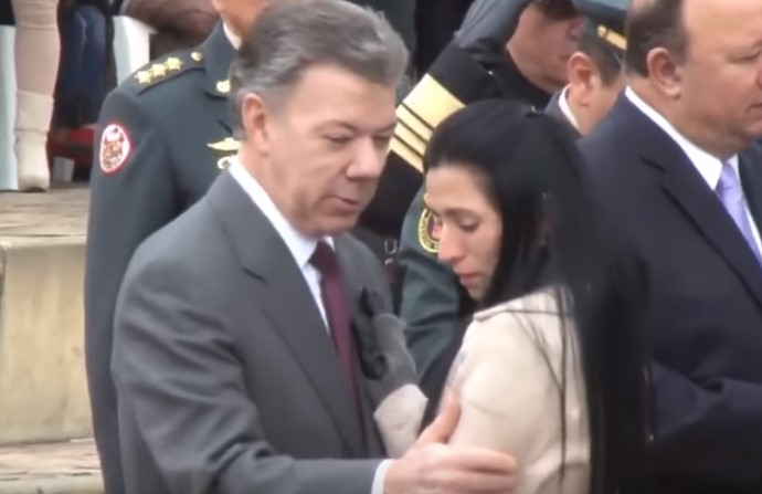 Familiar de una víctima de las FARC le negó el saludo a Juan Manuel Santos (VIDEO)