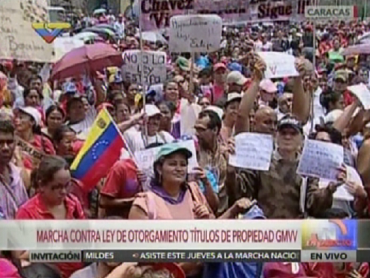 Chavistas protestan contra entrega de títulos a beneficiarios de la Misión Vivienda