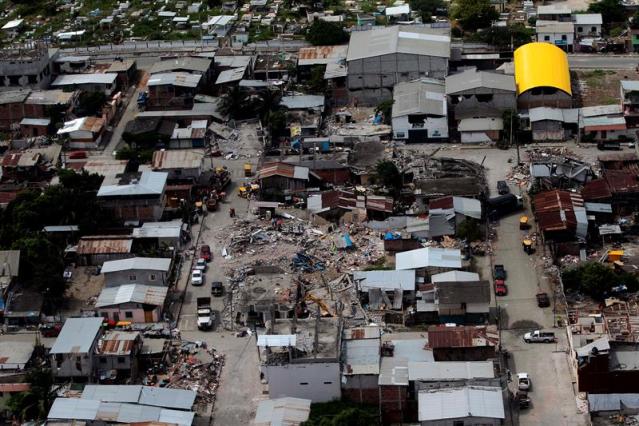 Vista aérea de varias estructuras afectada en Pedernales (Ecuador) hoy, miércoles 20 de abril de 2016, en la zona afectada por el terremoto de magnitud 7,8 en la escala de Richter registrado el sábado en la costa norte de Ecuador. EFE