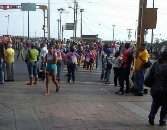 Con lacrimógenas reprimieron protesta por falta de comida en Vargas (Videos)