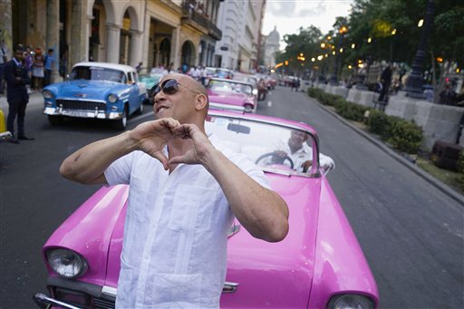 El actor estadounidense Vin Diesel hace un gesto a la gente que ve la presentación de la colección "cruise" del diseñador de moda Karl Lagerfeld para la casa Chanel, en el Paseo del Prado de La Habana, el martes 3 de mayo de 2016. (AP Foto/Ramon Espinosa)