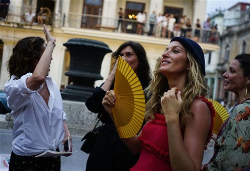 La modelo brasileña Gisele Bundchen, segunda por la derecha, asiste a la presentación de la colección "cruise" del diseñador de moda Karl Lagerfeld para la casa Chanel, en el Paseo del Prado de La Habana, el martes 3 de mayo de 2016. (AP Foto/Ramon Espinosa)