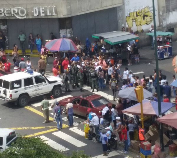 Trancan la Av Fuerzas Armadas en Caracas por falta de comida (Fotos y Video)
