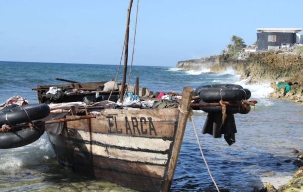 Ocho cubanos que navegaban en una precaria balsa son rescatados en el Caribe mexicano
