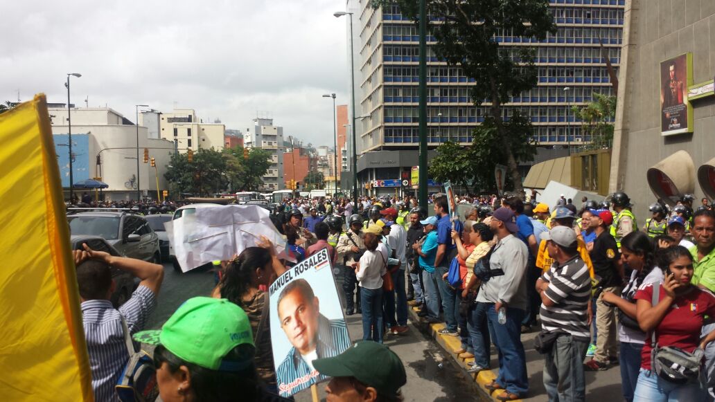 Así estuvieron los alrededores de Plaza Venezuela antes de marchar al CNE (fotos y video)