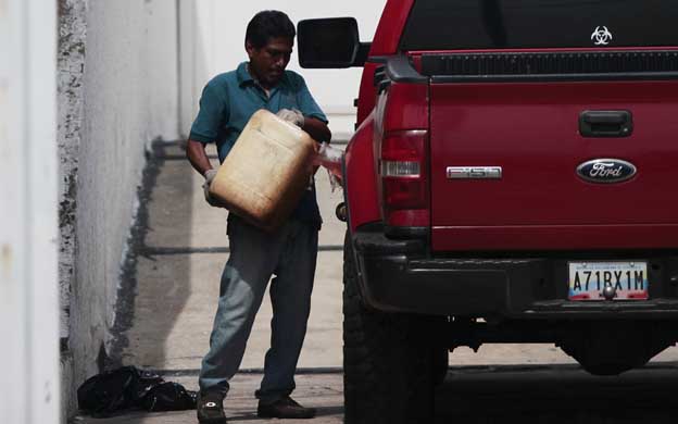 Usuarios pagan 800 bolívares por 20 litros gasolina sin hacer cola en Zulia
