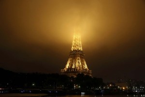 La Torre Eiffel apagará sus luces esta noche por las víctimas de Barcelona